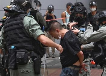 DETIENEN A LA PRIMERA PERSONA POR VIOLAR LA NUEVA LEY DE SEGURIDAD EN HONG KONG