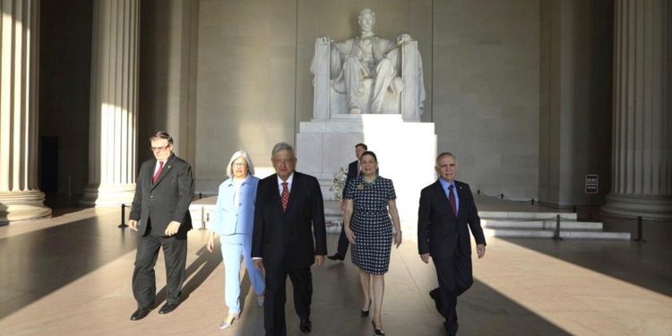 EN FOTOS: el histórico homenaje de López Obrador a Abraham Lincoln y a Benito Juárez en Washington