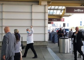 LÓPEZ OBRADOR INICIA REGRESO A MÉXICO; LLEGA AL AEROPUERTO CON CUBREBOCAS