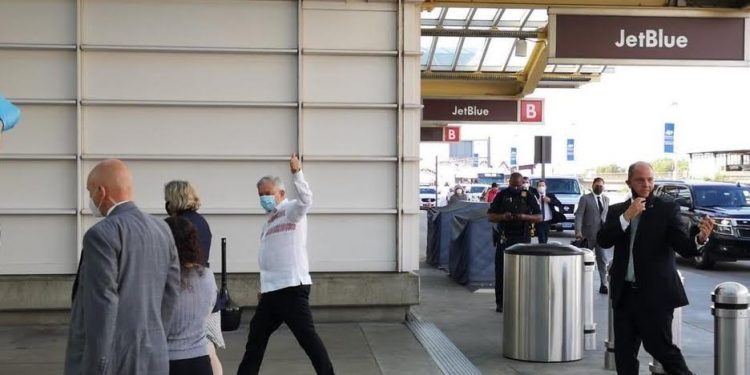 LÓPEZ OBRADOR INICIA REGRESO A MÉXICO; LLEGA AL AEROPUERTO CON CUBREBOCAS