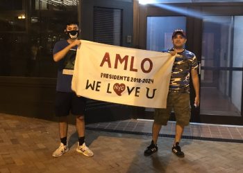 MEXICANOS ESPERAN A AMLO AFUERA DE LA CASA BLANCA