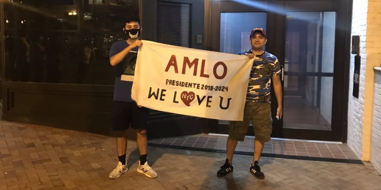 MEXICANOS ESPERAN A AMLO AFUERA DE LA CASA BLANCA