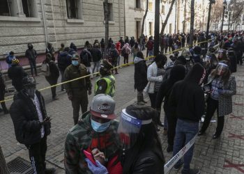 MILES DE CHILENOS FORMAN LARGAS FILAS PARA SACAR AHORROS DE PENSIONES