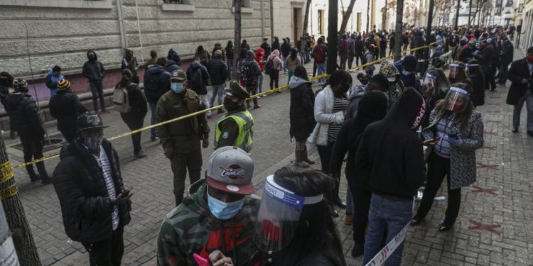 MILES DE CHILENOS FORMAN LARGAS FILAS PARA SACAR AHORROS DE PENSIONES