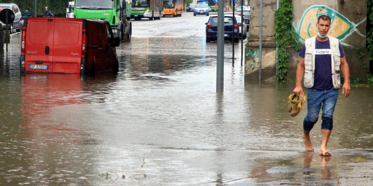 MILÁN SUFRE DAÑOS POR INUNDACIONES TRAS EL DESBORDAMIENTO DEL RÍO SEVESO