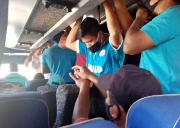 MUESTRAN A TRANSPORTISTAS VIAJANDO CON SOBRECUPO EN LA CARRETERA MACUSPANA-VILLAHERMOSA