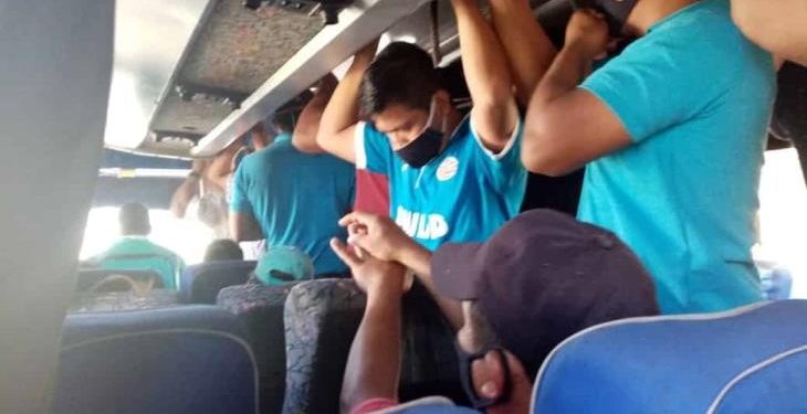 MUESTRAN A TRANSPORTISTAS VIAJANDO CON SOBRECUPO EN LA CARRETERA MACUSPANA-VILLAHERMOSA