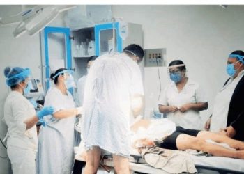 MÉDICO CONVALECIENTE, SE OLVIDA DE SU PADECIMIENTO, E INTERVIENE A PACIENTE EN PARAÍSO