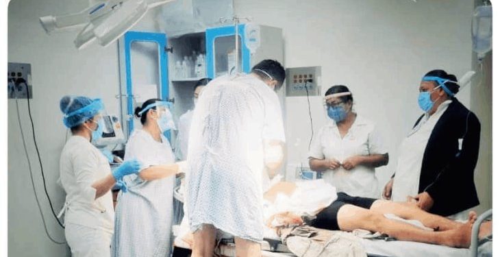 MÉDICO CONVALECIENTE, SE OLVIDA DE SU PADECIMIENTO, E INTERVIENE A PACIENTE EN PARAÍSO