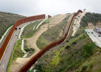 NO VAMOS A ENGANCHARNOS CON TRUMP POR CONSTRUCCIÓN DEL MURO: LÓPEZ OBRADOR