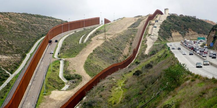 NO VAMOS A ENGANCHARNOS CON TRUMP POR CONSTRUCCIÓN DEL MURO: LÓPEZ OBRADOR