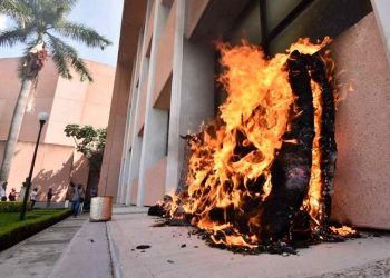 NORMALISTAS DE AYOTZINAPA QUEMAN CONGRESO DE GUERRERO
