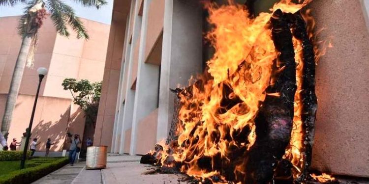 NORMALISTAS DE AYOTZINAPA QUEMAN CONGRESO DE GUERRERO