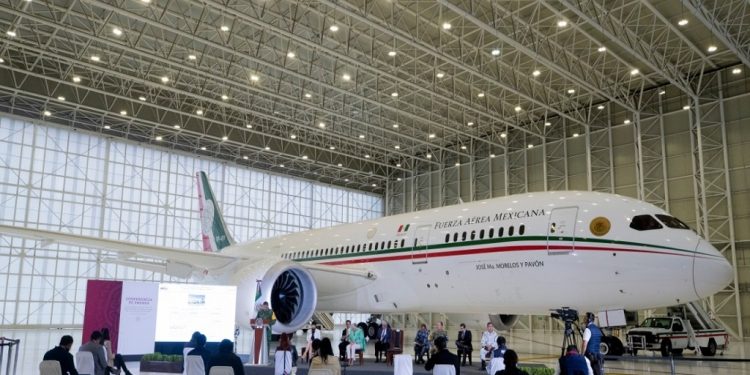 OFICINA, ÁREA DE EJERCICIO, DORMITORIO Y COCINETAS… ASÍ ES EL AVIÓN PRESIDENCIAL POR DENTRO (+FOTOS)