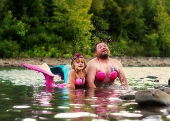 PAPÁ E HIJA SE DISFRAZAN DE SIRENAS PARA SESIÓN DE FOTOS POR SU CUMPLEAÑOS