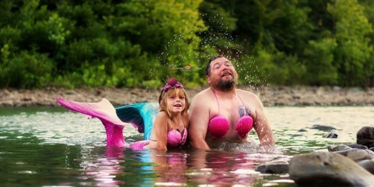 PAPÁ E HIJA SE DISFRAZAN DE SIRENAS PARA SESIÓN DE FOTOS POR SU CUMPLEAÑOS