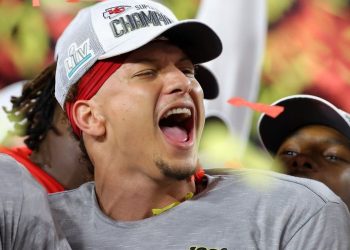 PATRICK MAHOMES PACTA RENOVACIÓN DE 10 AÑOS CON CHIEFS