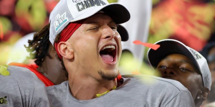 PATRICK MAHOMES PACTA RENOVACIÓN DE 10 AÑOS CON CHIEFS