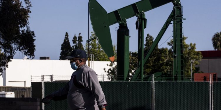 PETRÓLEO DE TEXAS BAJA POR TEMOR AL AVANCE DE LA PANDEMIA EN EU