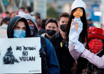 PROTESTAN EN BOGOTÁ POR VIOLACIÓN DE NIÑA INDÍGENA A CARGO DE SOLDADOS DEL EJÉRCITO COLOMBIANO
