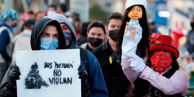 PROTESTAN EN BOGOTÁ POR VIOLACIÓN DE NIÑA INDÍGENA A CARGO DE SOLDADOS DEL EJÉRCITO COLOMBIANO