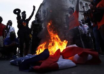 QUEMAN BANDERAS Y DERRIBAN ESTATUA DE COLÓN DURANTE PROTESTAS EN EU