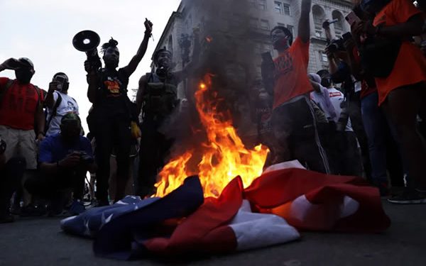 QUEMAN BANDERAS Y DERRIBAN ESTATUA DE COLÓN DURANTE PROTESTAS EN EU