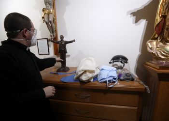 SACERDOTE DA ALIENTO A ENFERMOS TRAS VENCER COVID-19