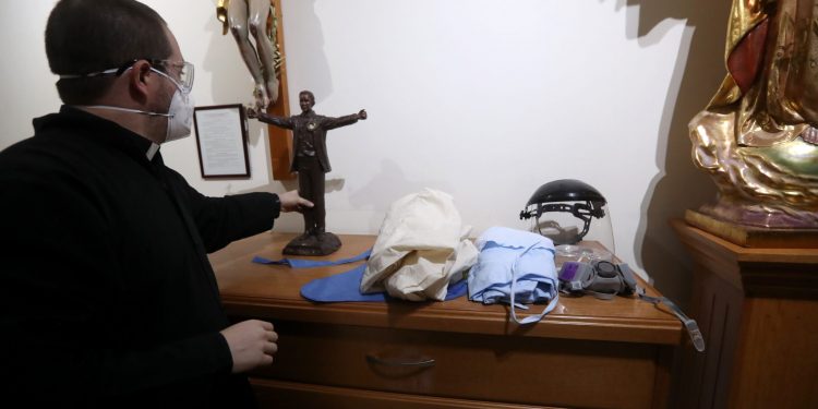 SACERDOTE DA ALIENTO A ENFERMOS TRAS VENCER COVID-19