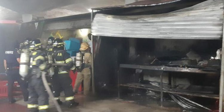 SE INCENDIAN LOCALES EN EL MERCADO DE SANTA ANA