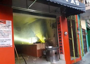 SE QUEMA LOCAL EN EL CENTRO HISTÓRICO; EL DUEÑO REGALABA COMIDA A AMBULANTES Y DESEMPLEADOS