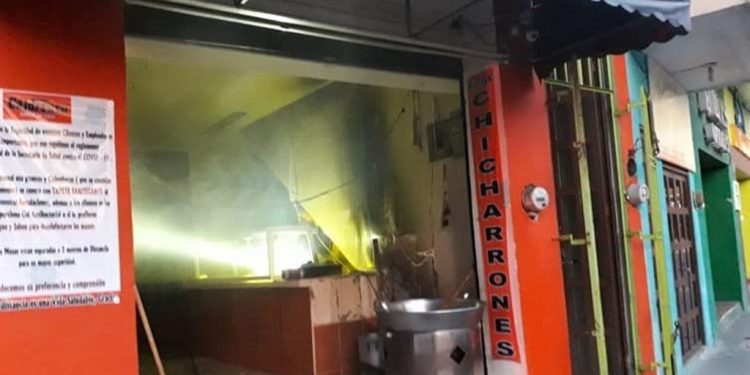 SE QUEMA LOCAL EN EL CENTRO HISTÓRICO; EL DUEÑO REGALABA COMIDA A AMBULANTES Y DESEMPLEADOS