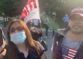 SIMPATIZANTES DE AMLO AGREDEN A REPORTERO IRVING PINEDA EN EU
