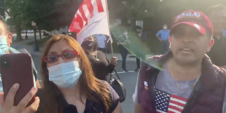 SIMPATIZANTES DE AMLO AGREDEN A REPORTERO IRVING PINEDA EN EU