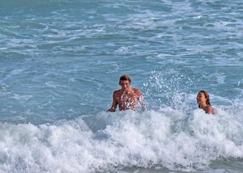 SIN MIEDO A LA PANDEMIA: QUINCE MIL YUCATECOS PASEAN EN LAS PLAYAS