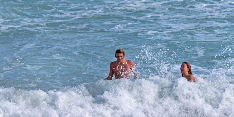 SIN MIEDO A LA PANDEMIA: QUINCE MIL YUCATECOS PASEAN EN LAS PLAYAS