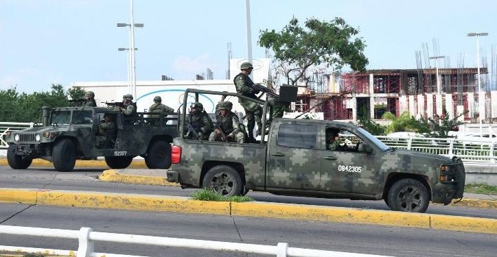 SUPUESTOS INTEGRANTES DEL CNG EXHIBEN EQUIPO MILITAR