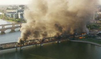 TREN SE DESCARRILA E INCENDIA SOBRE UN PUENTE EN ARIZONA