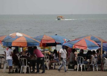 TURISTAS LLENAN PLAYAS DE VERACRUZ EN SEMÁFORO ROJO POR COVID-19