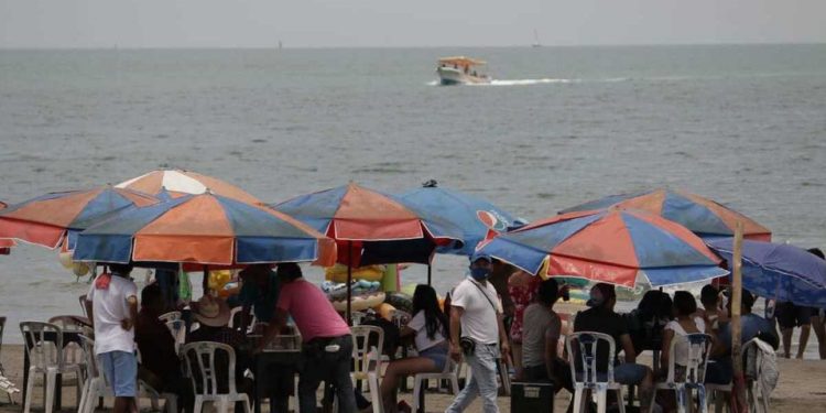 TURISTAS LLENAN PLAYAS DE VERACRUZ EN SEMÁFORO ROJO POR COVID-19