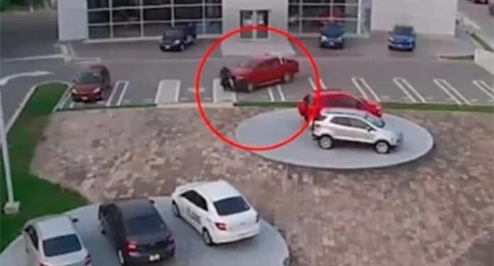 VÍCTIMA DE ASALTO PERSIGUE Y ATROPELLA A DELINCUENTES EN VERACRUZ