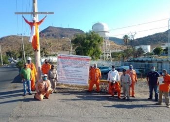 TRABAJADOR PETROLERO SE «CRUCIFICA» EN SONORA; EXIGE TRABAJO