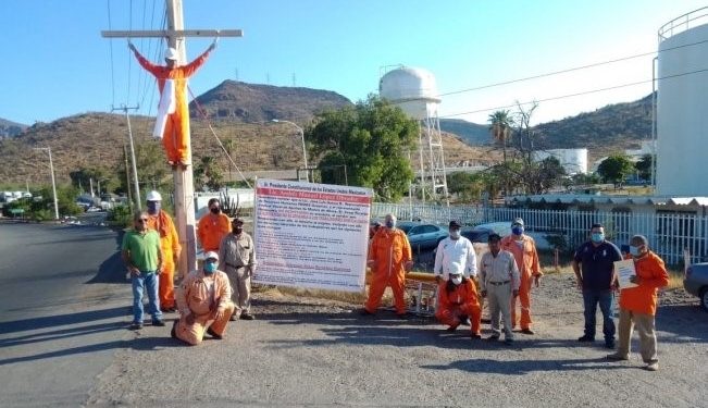 TRABAJADOR PETROLERO SE «CRUCIFICA» EN SONORA; EXIGE TRABAJO
