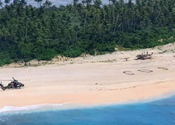 CÓMO DE PELÍCULA, SE PIERDEN EN UNA ISLA Y SON SALVADOS LUEGO DE ESCRIBIR SOS EN LA ARENA