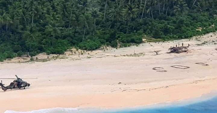 CÓMO DE PELÍCULA, SE PIERDEN EN UNA ISLA Y SON SALVADOS LUEGO DE ESCRIBIR SOS EN LA ARENA