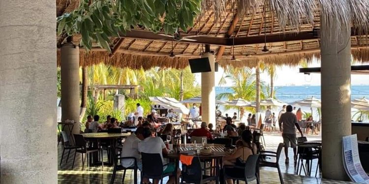CLAUSURAN RESTAURANTE EN ISLA MUJERES POR NO RESPETAR DISPOSICIONES SANITARIAS ANTE EL COVID-19