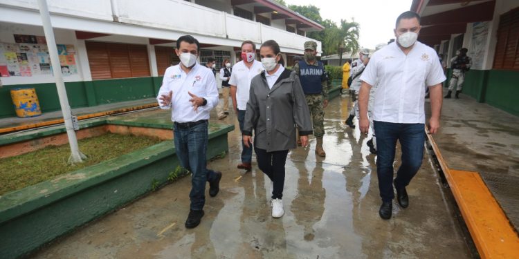 AUTORIDADES SUPERVISAN REFUGIOS TEMPORALES EN CANCÚN