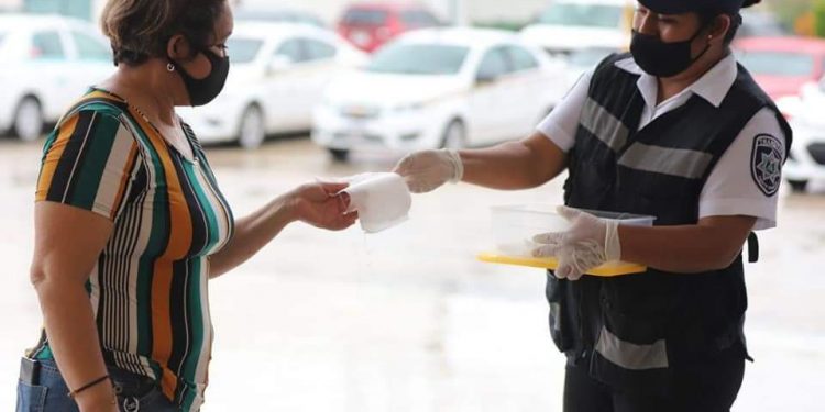 REPARTEN 7 MIL CUBREBOCAS EN PUERTO MORELOS