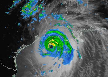 DEBIDO A LAURA SE CANCELARON CINCO VUELOS EN EL AEROPUERTO DE CANCÚN