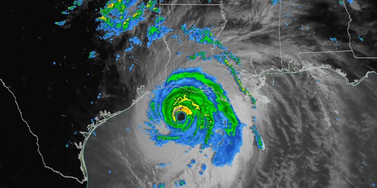 DEBIDO A LAURA SE CANCELARON CINCO VUELOS EN EL AEROPUERTO DE CANCÚN